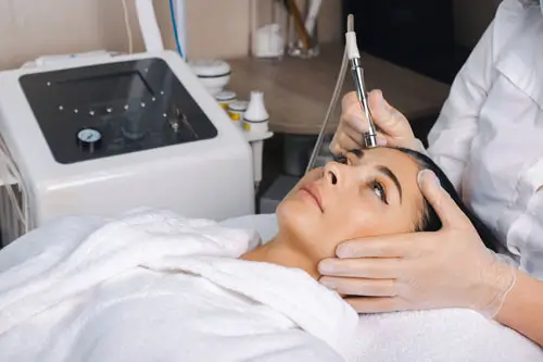 Microneedling Frankfurt – Reviderm SkinNeedler Microneedling Frankfurt – Kollagenaufbau & Hauterneuerung